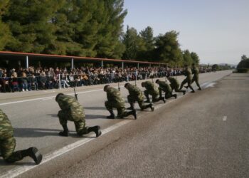 Εικόνα από ορκομωσία 
νεοκαταταγέντων Επαγγελματιών Οπλιτών (ΕΠΟΠ) του Στρατού Ξηράς και του
Κοινού Νομικού Σώματος (φωτ.: Γρ. Τύπου ΓΕΣ / EUROKINISSI)