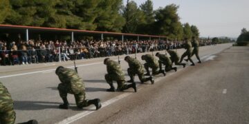 Εικόνα από ορκομωσία 
νεοκαταταγέντων Επαγγελματιών Οπλιτών (ΕΠΟΠ) του Στρατού Ξηράς και του
Κοινού Νομικού Σώματος (φωτ. αρχείου: Γρ. Τύπου ΓΕΣ / EUROKINISSI)