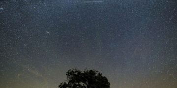 «Βροχή» Περσείδων στον ουρανό χωριού της Σλοβακίας, στα σύνορα με την Ουγγαρία (φωτ.: EPA / Peter Komka)