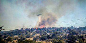 Ελικόπτερο κάνει ρίψη για την κατάσβεση πυρκαγιάς στη Βοιωτία (φωτ.: Eurokinissi)