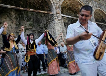 Ποντιακής καταγωγής Έλληνες από χώρες της πρώην Σοβιετικής Ένωσης στον περίβολο της Παναγίας Σουμελά στον Πόντο, τον Δεκαπενταύγουστο του 2009 (φωτ.: αρχείο ΑΠΕ-ΜΠΕ)