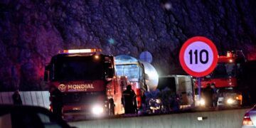 Εικόνα από εγκλωβισμένα οχήματα, χθες το βράδυ, στη νέα Εθνική Οδό Αθηνών-Κορίνθου (φωτ.: Eurokinissi Sports)