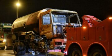 To βυτιοφόρο που μετέφερε υγραέριο και έπιασε φωτιά χθες το μεσημέρι, στην Εθνική Οδό Αθηνών-Κορίνθου, στο ύψος της Κακιάς Σκάλας, την ώρα που
απομακρύνεται με γερανό (φωτ.: ΑΠΕ-ΜΠΕ/ Βασίλης Ψωμάς)