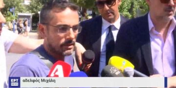 Ο αδελφός του Μιχάλη Κατσουρή ενώ αποχωρεί από το γραφείο της ανακρίτριας (φωτ.: glomex)