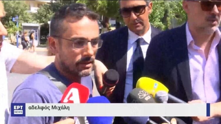 Ο αδελφός του Μιχάλη Κατσουρή ενώ αποχωρεί από το γραφείο της ανακρίτριας (φωτ.: glomex)