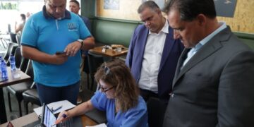 Στιγμιότυπο από τον έλεγχο που πραγματοποιήθηκε σήμερα, Τετάρτη, σε κατάστημα εστίασης στο κέντρο της Αθήνας (φωτ.: Χ/Άδωνις Γεωργιάδης)