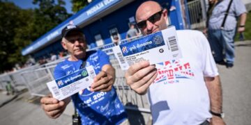 Κροάτες οπαδοί της Ντιναμό δείχνουν τα εισιτήρια που μόλις αγόρασαν για τον αγώνα με την ΑΕΚ (φωτ.: EUROKINISSI)