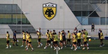 Στιγμιότυπο από την τελευταία προπόνηση της ΑΕΚ ενόψει του αγώνα (φωτ.: EUROKINISSI/Θανάσης Δημόπουλος)