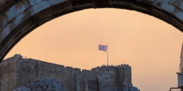 Αν και ο καιρός παραμένει αίθριος, ο ουρανός σε αρκετές περιοχές της χώρας είναι γεμάτος από τους καπνούς των πυρκαγιών που μαίνονται σε πολλά μέτωπα (φωτ.: EUROKINISSI/Γιάννης Παναγόπουλος)