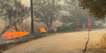 Εθελοντές του Ερυθρού Σταυρού βοηθούν στην κατάσβεση της φωτιάς (φωτ.: Ερυθρός Σταυρός)