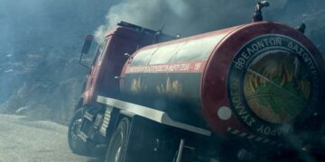 Υδροφόρα του Συλλόγου Εθελοντών Δασοπυροσβεστών Άνδρου η οποία τυλίχθηκε στις φλόγες κατά τη διάρκεια της επιχείρησης κατάσβεσης. Ευτυχώς ο οδηγός κατάφερε να απεγκλωβιστεί και να σωθεί (φωτ.: ΑΠΕ-ΜΠΕ)