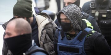 Στιγμιότυπο από την προσαγωγή του 46χρονου στον εισαγγελέα, μετά από τη σύλληψή του (φωτ.: EUROKINISSI/Μιχάλης Καραγιάννης)