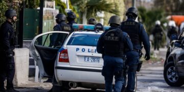 Αστυνομικοί στη διάρκεια ελέγχου σε καταυλισμό Ρομά στην Αττική (φωτ.: EUROKINISSI/Γιώργος Κονταρίνης)