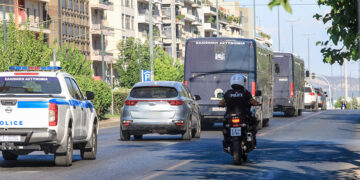 Στιγμιότυπο από τη μεταγωγή των χούλιγκαν που κατηγορούνται για συμμετοχή στο αιματηρό επεισόδιο στη Νέα Φιλαδέλφεια (φωτ.: EUROKINISSI / Γιάννης Παναγόπουλος)
