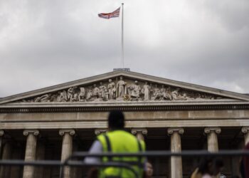 Η βρετανική σημαία κυματίζει στην είσοδο του Βρετανικού Μουσείου, υπό το βλέμμα φρουρού ασφαλείας (φωτ.: EPA/Tolga Akmen)