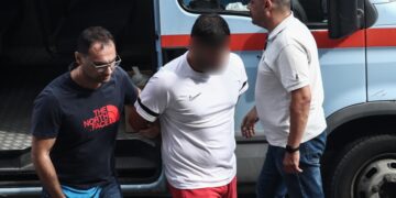 Ο 27χρονος διανομέας ενώ μεταφέρεται στον εισαγγελέα (φωτ.: ΜΟΤΙΟΝΤΕΑΜ/Βασίλης Βερβερίδης)