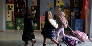 Μαθήτριες αποχωρούν από το σχολείο (φωτ.: EUROKINISSI/Γιάννης Παναγόπουλος)
