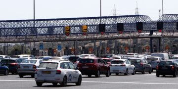 Συμφόρηση παρατηρήθηκε και στα διόδια της Ελευσίνας λόγω του αποκλεισμού της εθνικής οδού (φωτ.: EUROKINISSI/Σωτήρης Δημητρόπουλος)