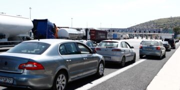 Κλειστά παραμένουν τα διόδια της Ελευσίνας λόγω του αποκλεισμού της εθνικής οδού (φωτ.: EUROKINISSI/Σωτήρης Δημητρόπουλος)