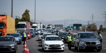 Έλεγχοι της Τροχαίας σε εκδρομείς, στα διόδια της Ελευσίνας (φωτ.: EUROKINISSI/Τατιάνα Μπόλαρη)