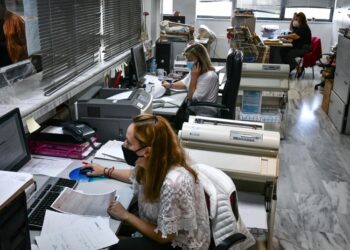 Εργαζόμενες σε ΔΟΥ της Αθήνας (φωτ.: EUROKINISSI/Τατιάνα Μπόλαρη)