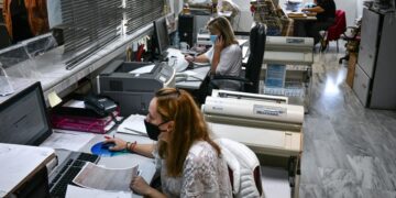 Εργαζόμενες σε ΔΟΥ της Αθήνας (φωτ.: EUROKINISSI/Τατιάνα Μπόλαρη)
