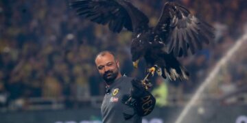 Ο Σταύρος Αθανασίου με τον Οδυσσέα μέσα στο γήπεδο της ΑΕΚ (φωτ.: EUROKINISSI/Μάρκος Χουζούρης)