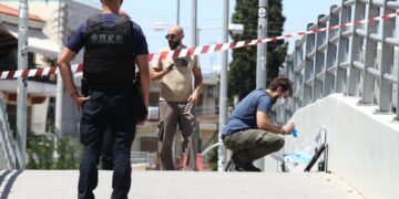 Άνδρες της Σήμανσης ερευνούν το σημείο της δολοφονίας του 29χρονου οπαδού της ΑΕΚ (φωτ.: EUROKINISSI/Στέλιος Στεφάνου)