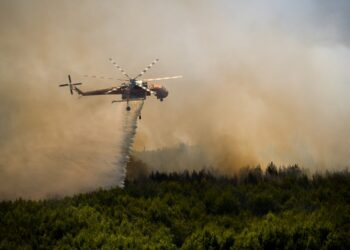 Ελικόπτερο συμμετέχει στην κατάσβεση δασικής πυρκαγιάς (φωτ.: EUROKINISSI /Γιάννης Σπυρούνης)