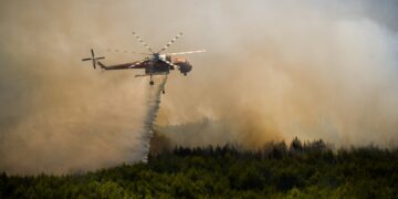 Ελικόπτερο συμμετέχει στην κατάσβεση δασικής πυρκαγιάς (φωτ.: EUROKINISSI /Γιάννης Σπυρούνης)