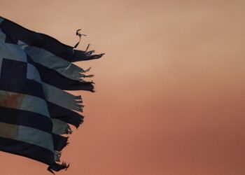 Ούτε η γαλανόλευκη κατάφερε να βγει αλώβητη από τις πυρκαγιές (φωτ.: EUROKINISSI/Θανάσας Καλλιάρας)