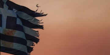 Ούτε η γαλανόλευκη κατάφερε να βγει αλώβητη από τις πυρκαγιές (φωτ.: EUROKINISSI/Θανάσας Καλλιάρας)