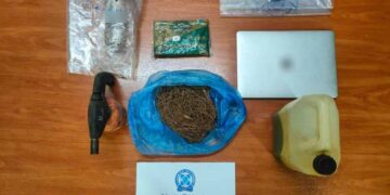 Τα αντικείμενα που κατασχέθηκαν από το σπίτι του 45χρονου (φωτ.: Ελληνική Αστυνομία)