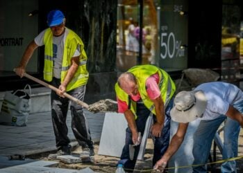 Μέλη συνεργείου στη διάρκεια εργασιών σε δρόμο της Αθήνας (φωτ.: EUROKINISSI /Τατιάνα Μπόλαρη)