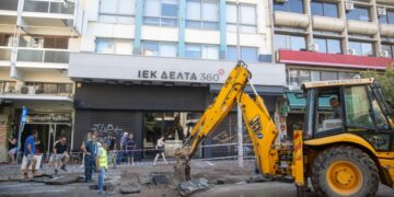 Εκσκαφέας σπάει το οδόστρωμα προκειμένου τα συνεργεία της ΕΥΑΘ να προσεγγίσουν το σπασμένο αγωγό (φωτ.: EUROKINISSI/Γαβριήλ Γεωργιάδης)