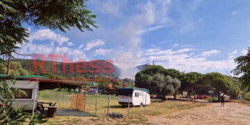 Όπως φαίνεται ο καπνός της φωτιάς από κάμπινγκ στην περιοχή (φωτ.: Ράδιο Θεσσαλονίκη)