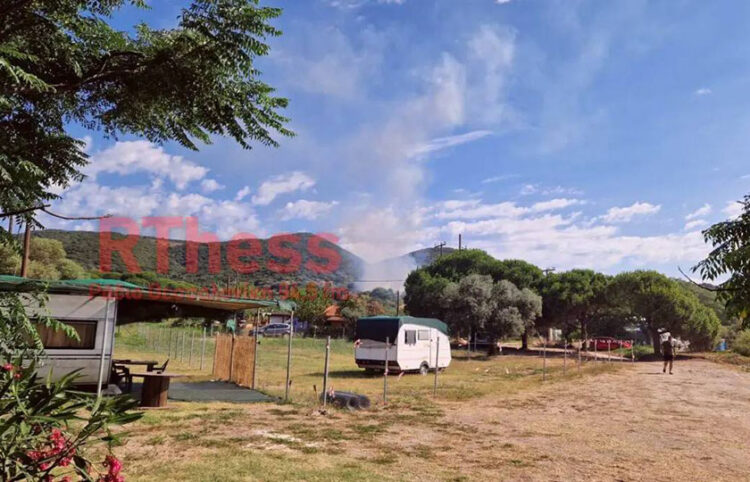 Όπως φαίνεται ο καπνός της φωτιάς από κάμπινγκ στην περιοχή (φωτ.: Ράδιο Θεσσαλονίκη)