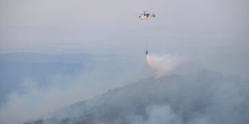 Πυροσβεστικό ελικόπτερο επιχειρεί στην κατάσβεση της πυρκαγιάς στη Λεπτοκαρυά Έβρου, την Κυριακή 27 Αυγούστου 2023 (φωτ.: ΑΠΕ-ΜΠΕ/Δημήτρης Αλεξούδης)