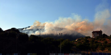 Φωτιά στο Μαίναλο, πολύ κοντά στην Τρίπολη (φωτ.: arcadiaportal.gr / EUROKINISSI)
