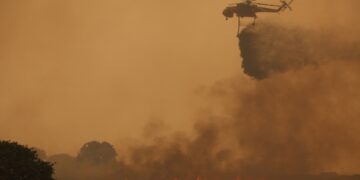 Πυροσβεστικό ελικόπτερο επιχειρεί στην κατάσβεση της πυρκαγιάς στα όρια της Βιομηχανικής Περιοχής Αλεξανδρούπολης (φωτ.: ΑΠΕ-ΜΠΕ / Αλέξανδρος Μπελτές)