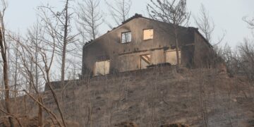 Καμένο σπίτι σε χωριό έξω από την Αλεξανδρούπολη (φωτ.: ΜΟΤΙΟΝΤΕΑΜ/Βασίλης Βερβερίδης)