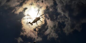 Πυροσβεστικό ελικόπτερο πραγματοποιεί ρίψεις νερού ανάμεσα στους καπνούς (φωτ.: EUROKINISSI/Βασίλης Παπαδόπουλος)