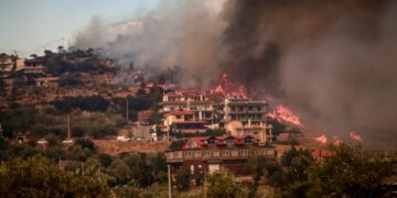 Ολόκληροι οικισμοί είναι πλέον έρμαια της πυρκαγιάς στη Φυλή  (φωτ.: EUROKINISSI/Κώστας Τζούμας)