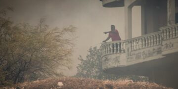 Κάτοικος της Φυλής στο σπίτι του που κάηκε από τη μεγάλη φωτιά (φωτ.: EUROKINISSI/Κώστας Τζούμας)