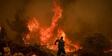 Πυροσβέστης παλεύει με τις φλόγες (φωτ.: EUROKINISSI/Κώστας Τζούμας)