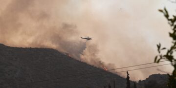 Ελικόπτερο επιχειρεί κατά δασικής πυρκαγιάς (φωτ. αρχείου: EUROKINISSI/Τατιάνα Μπόλαρη)