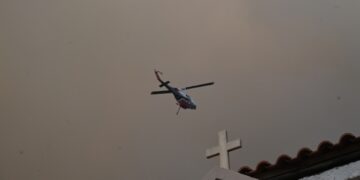 Στιγμιότυπο από κατάσβεση πυρκαγιάς κοντά σε ιερά μονή (φωτ. αρχείου: EUROKINISSI/Τατιάνα Μπόλαρη)