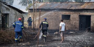 Πυροσβέστες και εθελοντές επιχειρούν σε κτήρια μέσα στον οικισμό της Νέας Σαμψούντας (φωτ.: EUROKINISSI/Γιώργος Ευσταθίου)