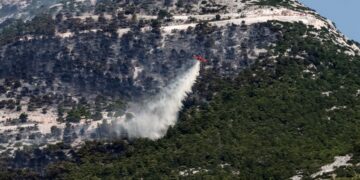 Ελικόπτερο ρίχνει νερό στο μέτωπο της Πάρνηθας (φωτ.: EUROKINISSI/Κώστας Τζούμας)