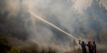 Πυροσβέστες και εθελοντές επιχειρούν εναντίον της φωτιάς που κατέκαψε τη Ρόδο (φωτ.: EUROKINISSI/Νάσος Σιμόπουλος)